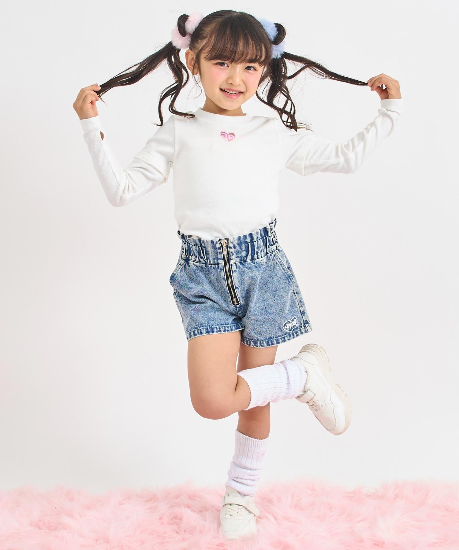 ホワイト(110サイズ着用/身長：約112cm)