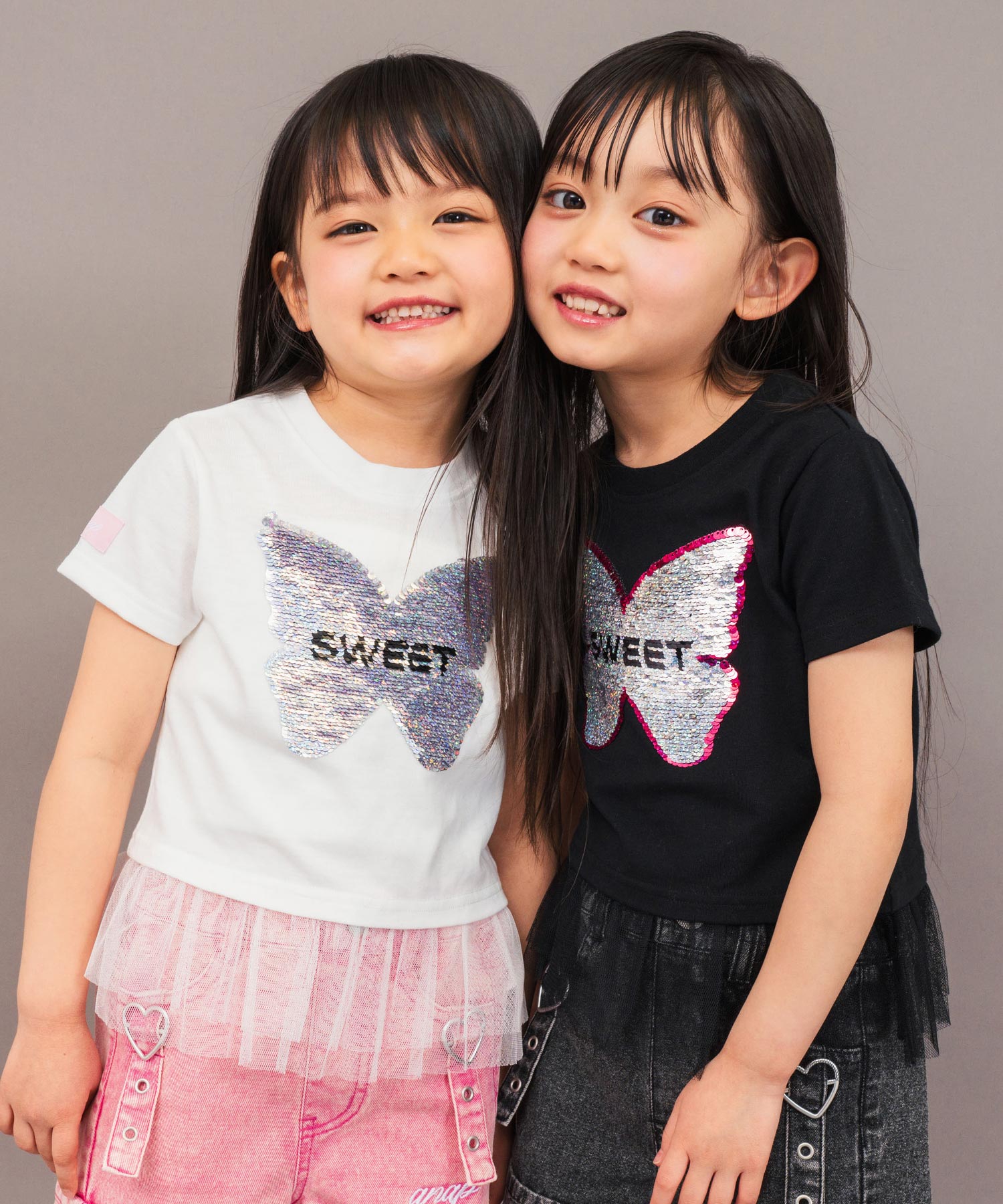 ホワイト(110サイズ着用/身長：約103cm)
ブラック(110サイズ着用/身長：約106cm)