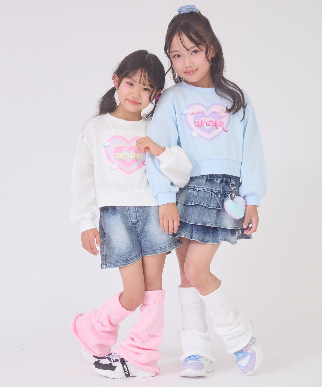 ホワイト(120サイズ着用/身長：約112cm)、ライトブルー(120サイズ着用/身長：約124cm)