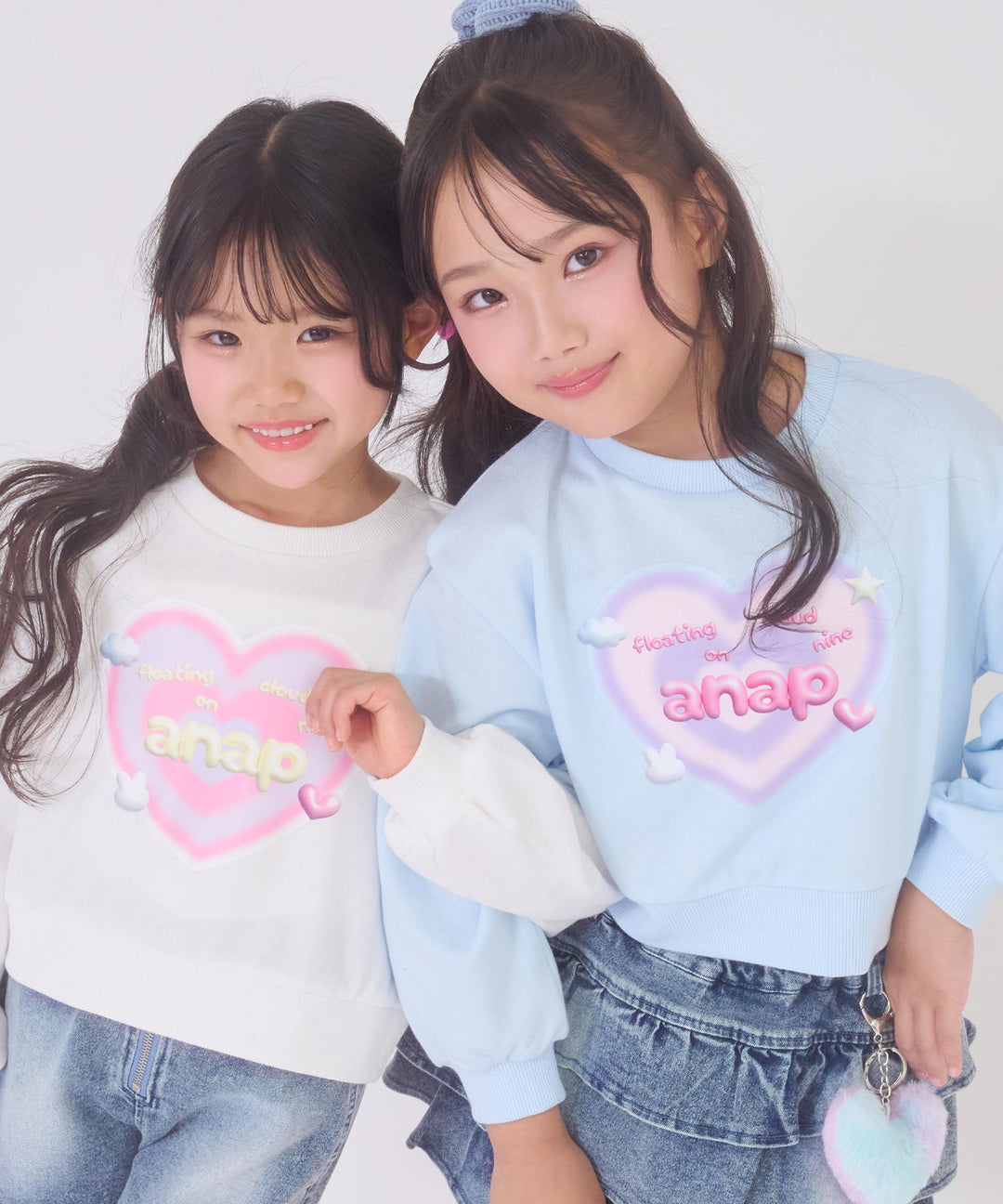 ホワイト(120サイズ着用/身長：約112cm)、ライトブルー(120サイズ着用/身長：約124cm)