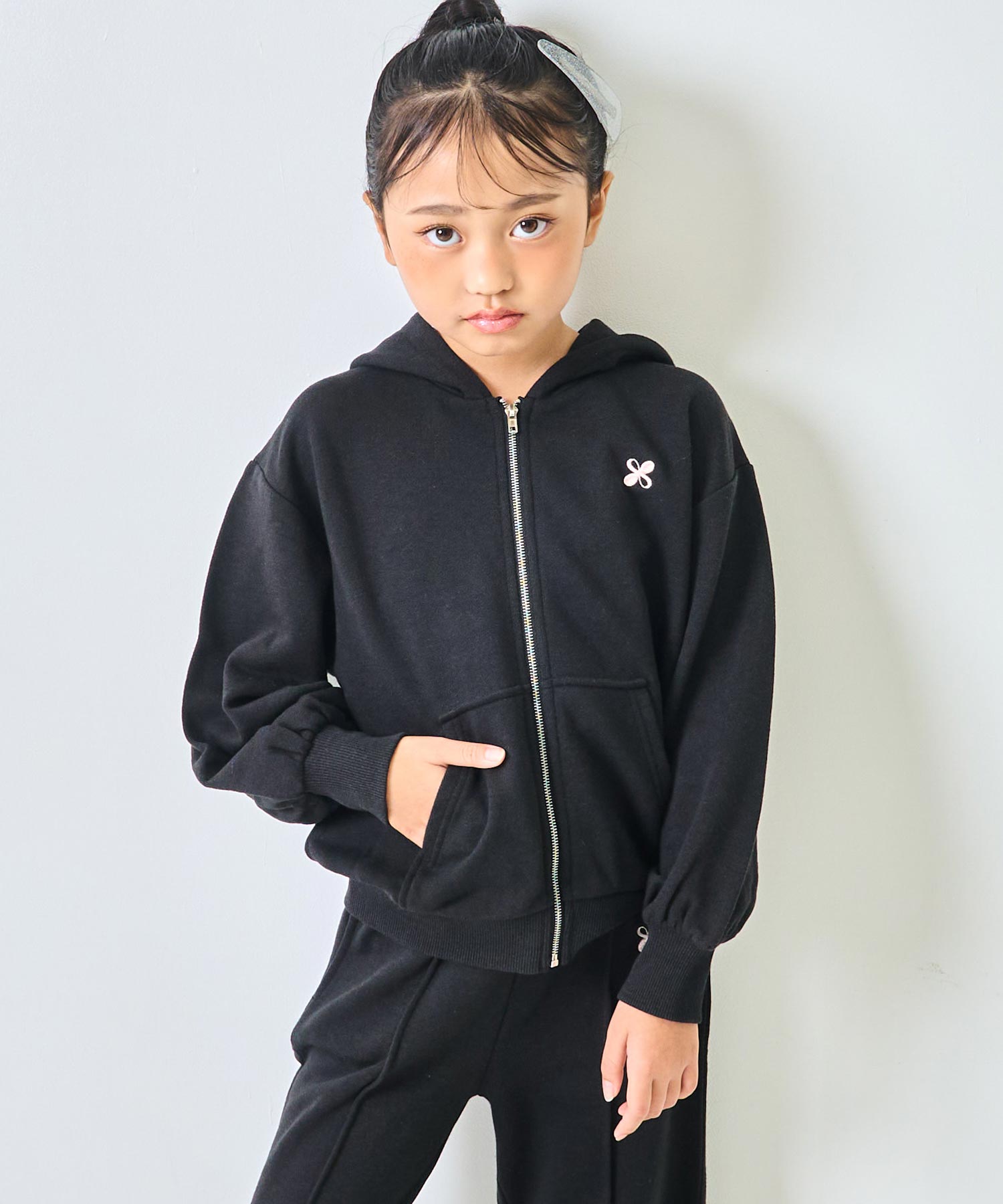 ブラック(120サイズ着用/身長：約128cm)