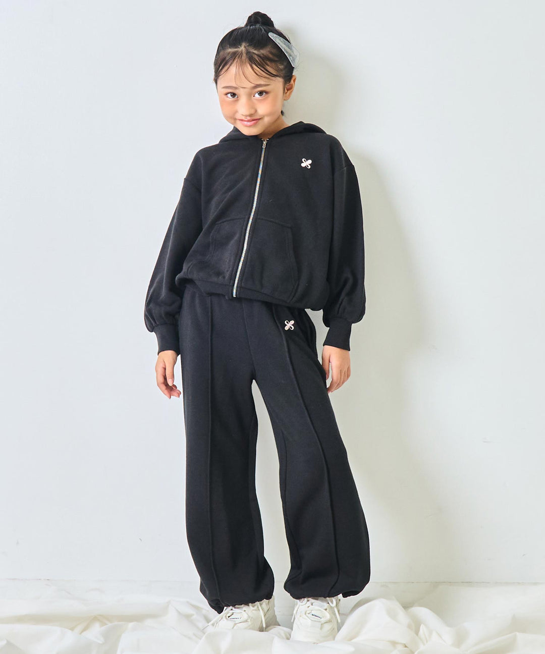 ブラック(120サイズ着用/身長：約128cm)