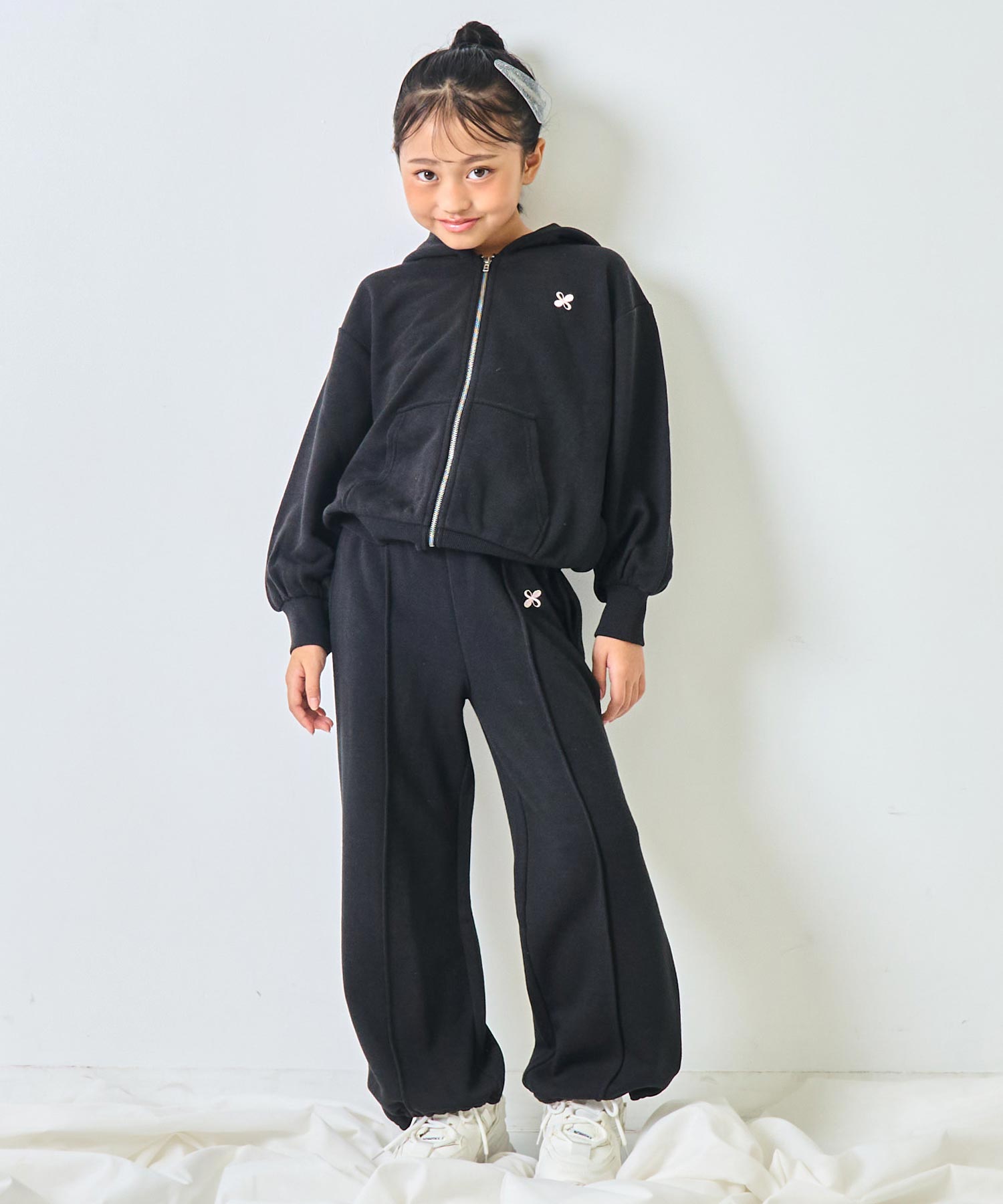 ブラック(120サイズ着用/身長：約128cm)