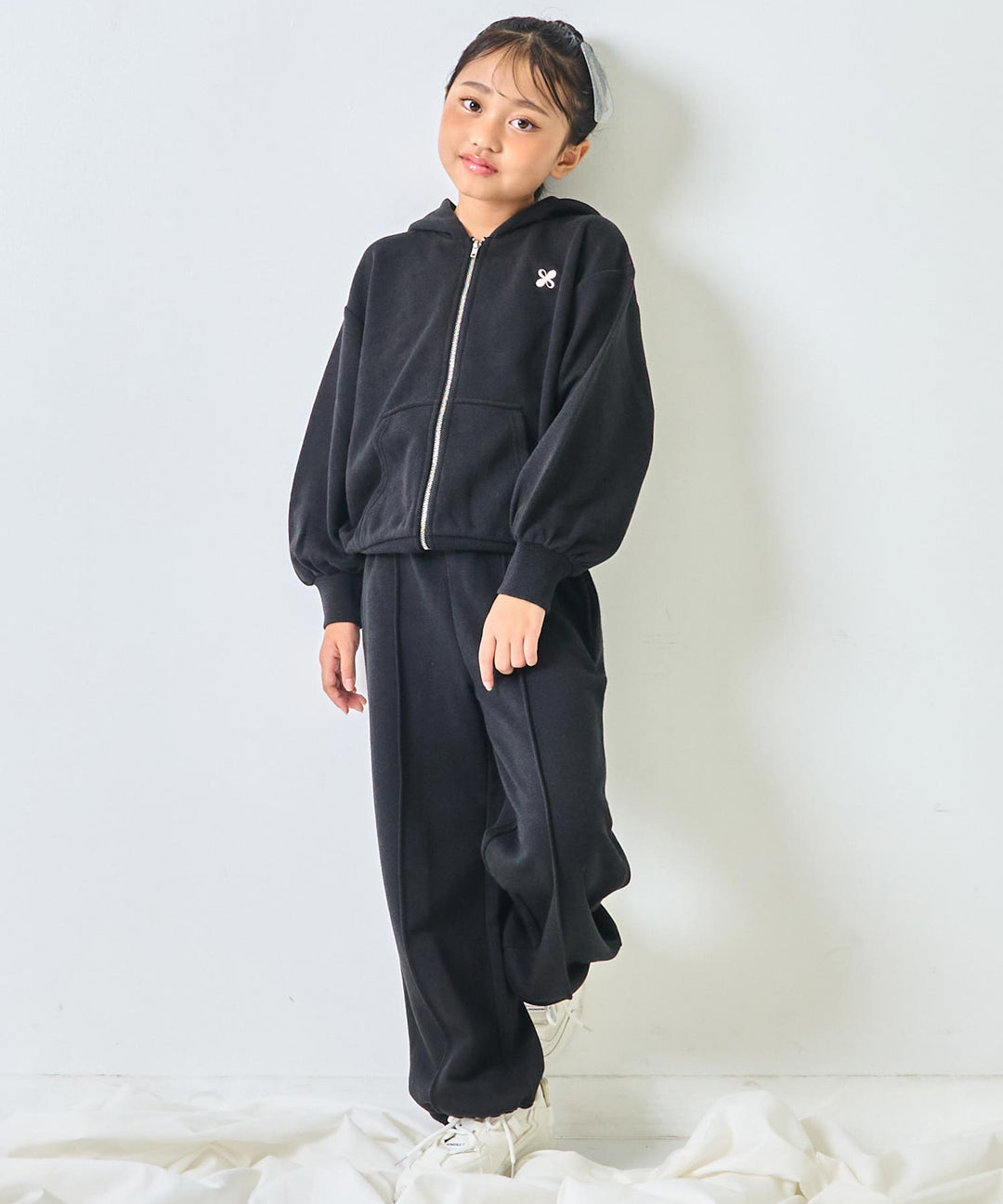 ブラック(120サイズ着用/身長：約128cm)