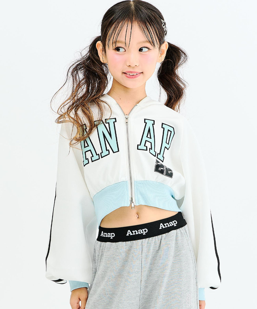 ホワイト(130サイズ着用/身長：約128cm)