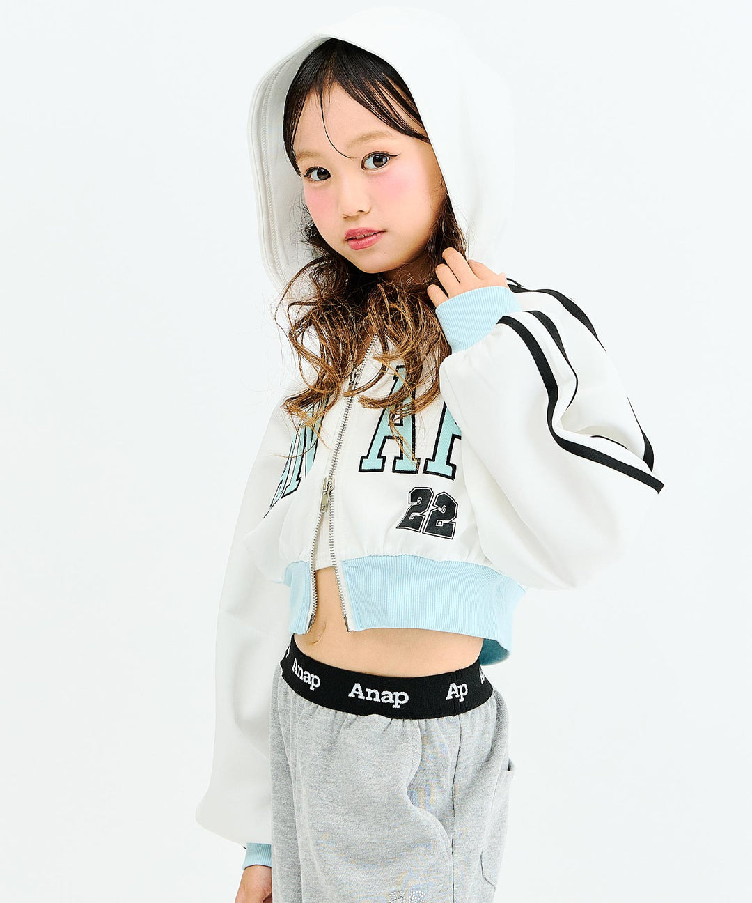 ホワイト(130サイズ着用/身長：約128cm)