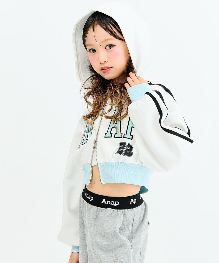 ホワイト(130サイズ着用/身長：約128cm)