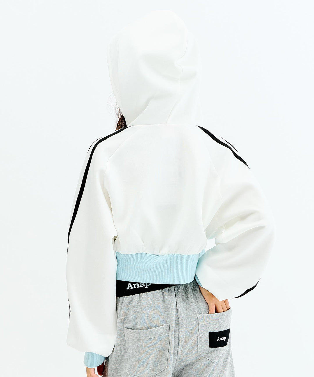 ホワイト(130サイズ着用/身長：約128cm)