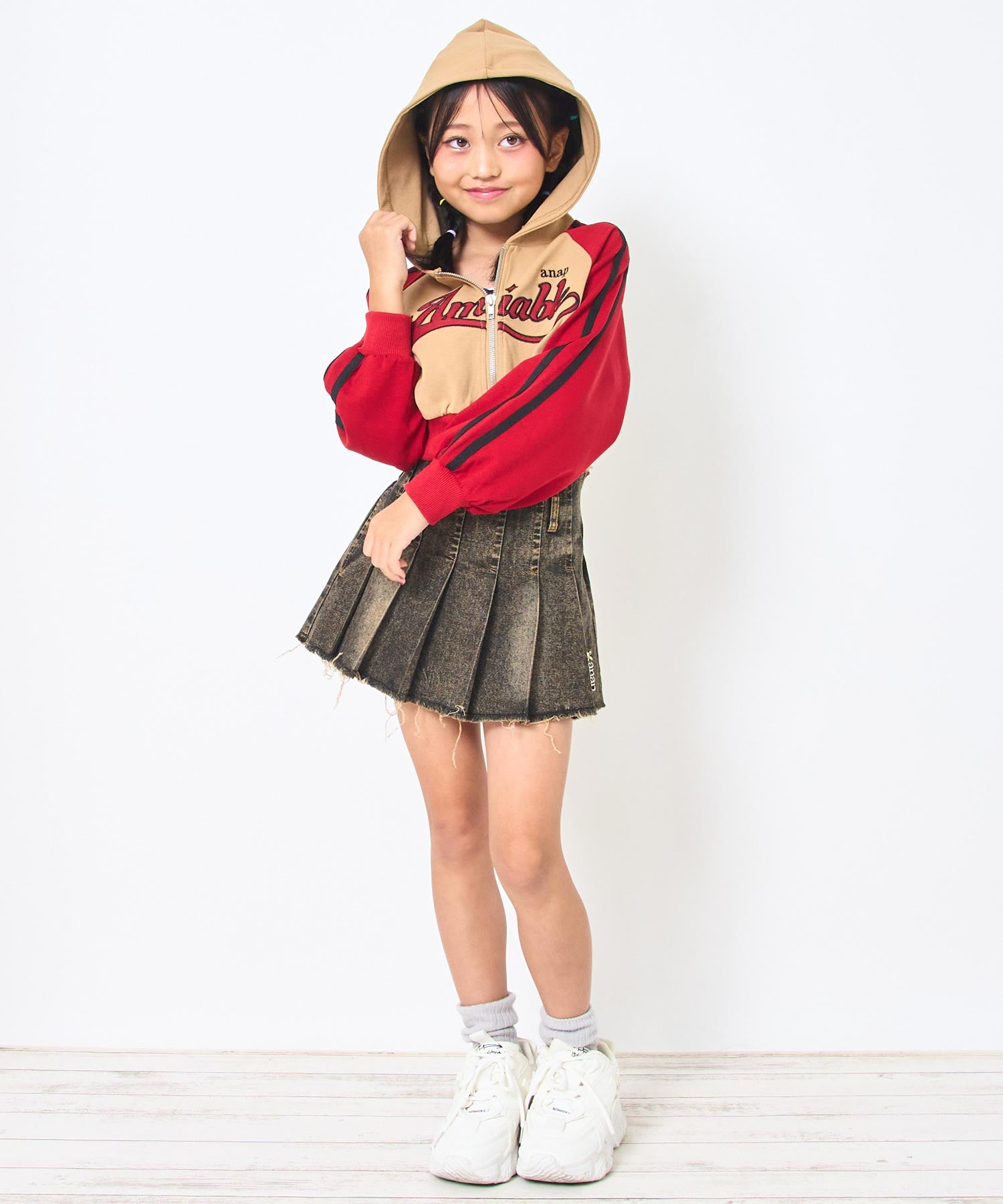 レッド(120サイズ着用/身長：約128cm)