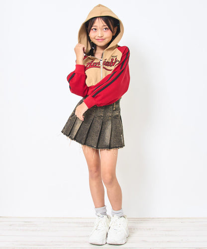 レッド(120サイズ着用/身長：約128cm)