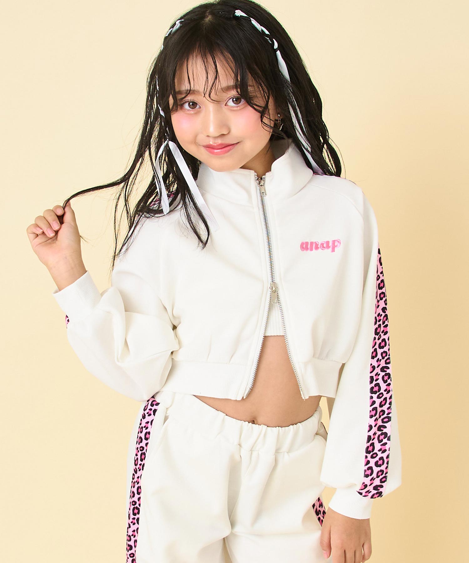 オフホワイト(120サイズ着用/身長：約128cm)