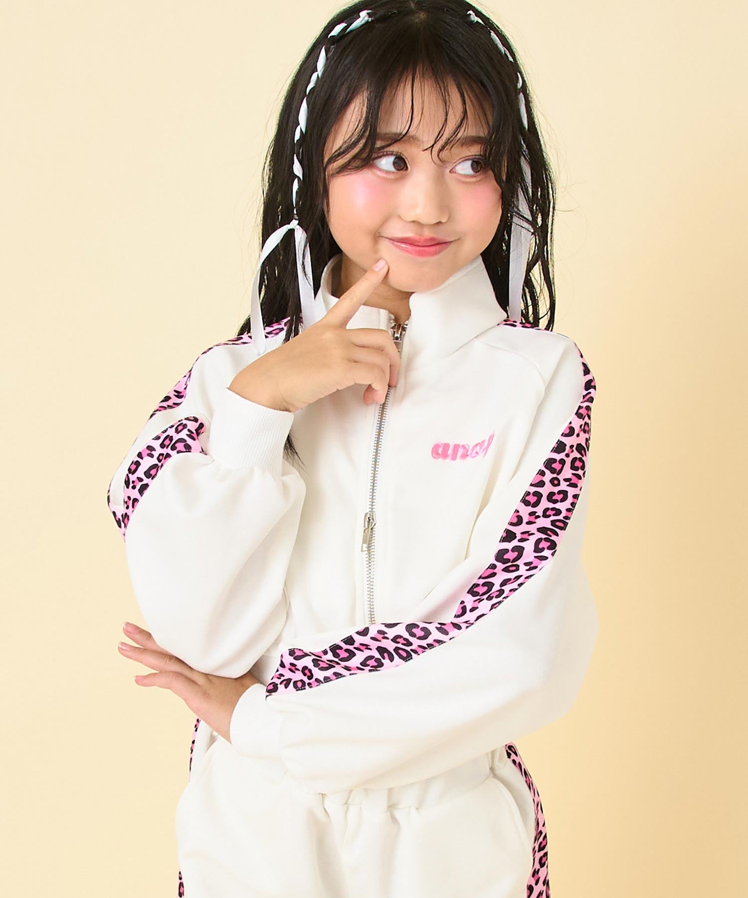 オフホワイト(120サイズ着用/身長：約128cm)