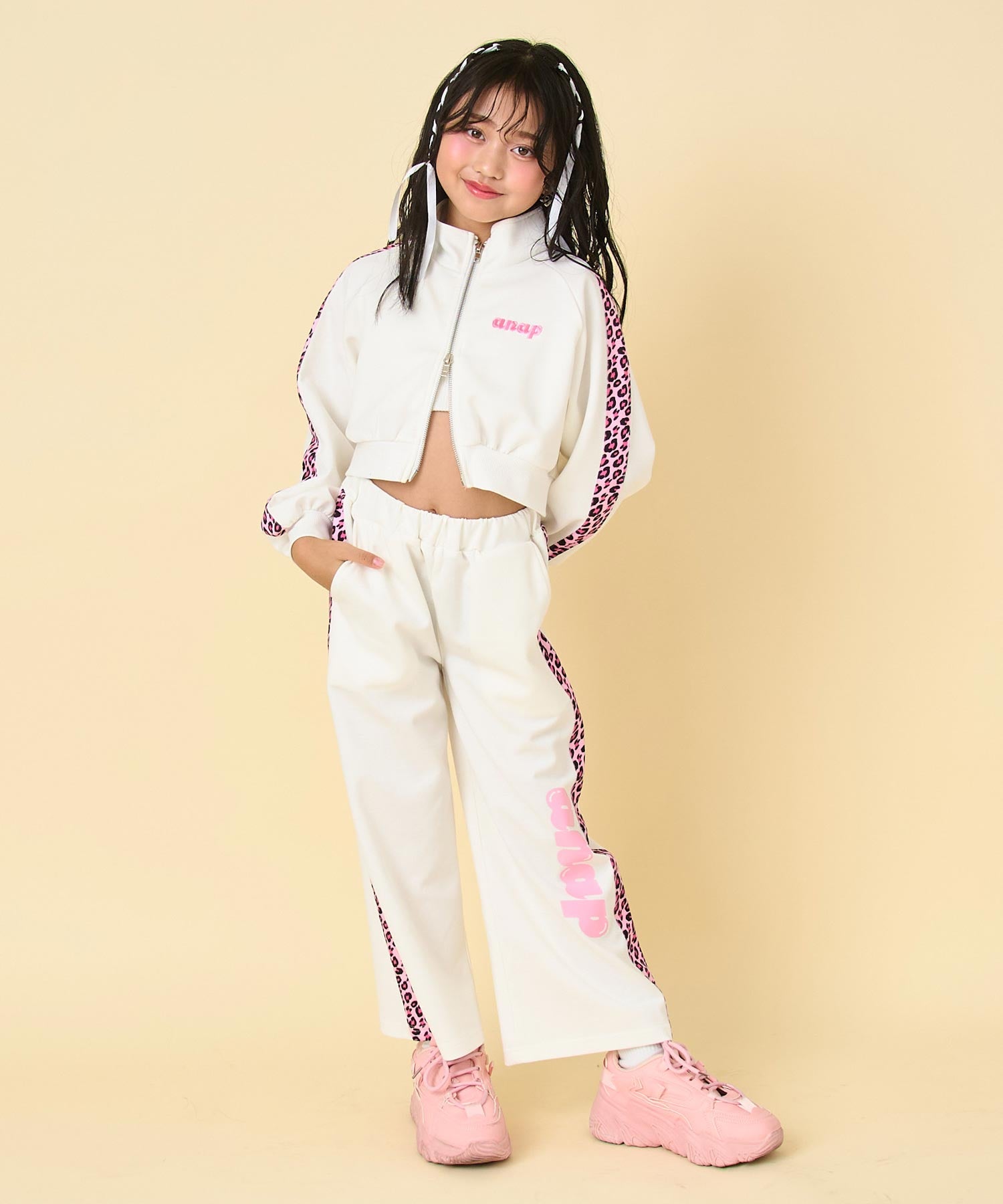 オフホワイト(120サイズ着用/身長：約128cm)