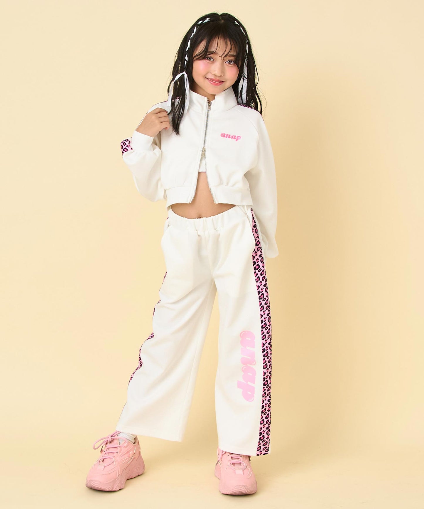 オフホワイト(120サイズ着用/身長：約128cm)