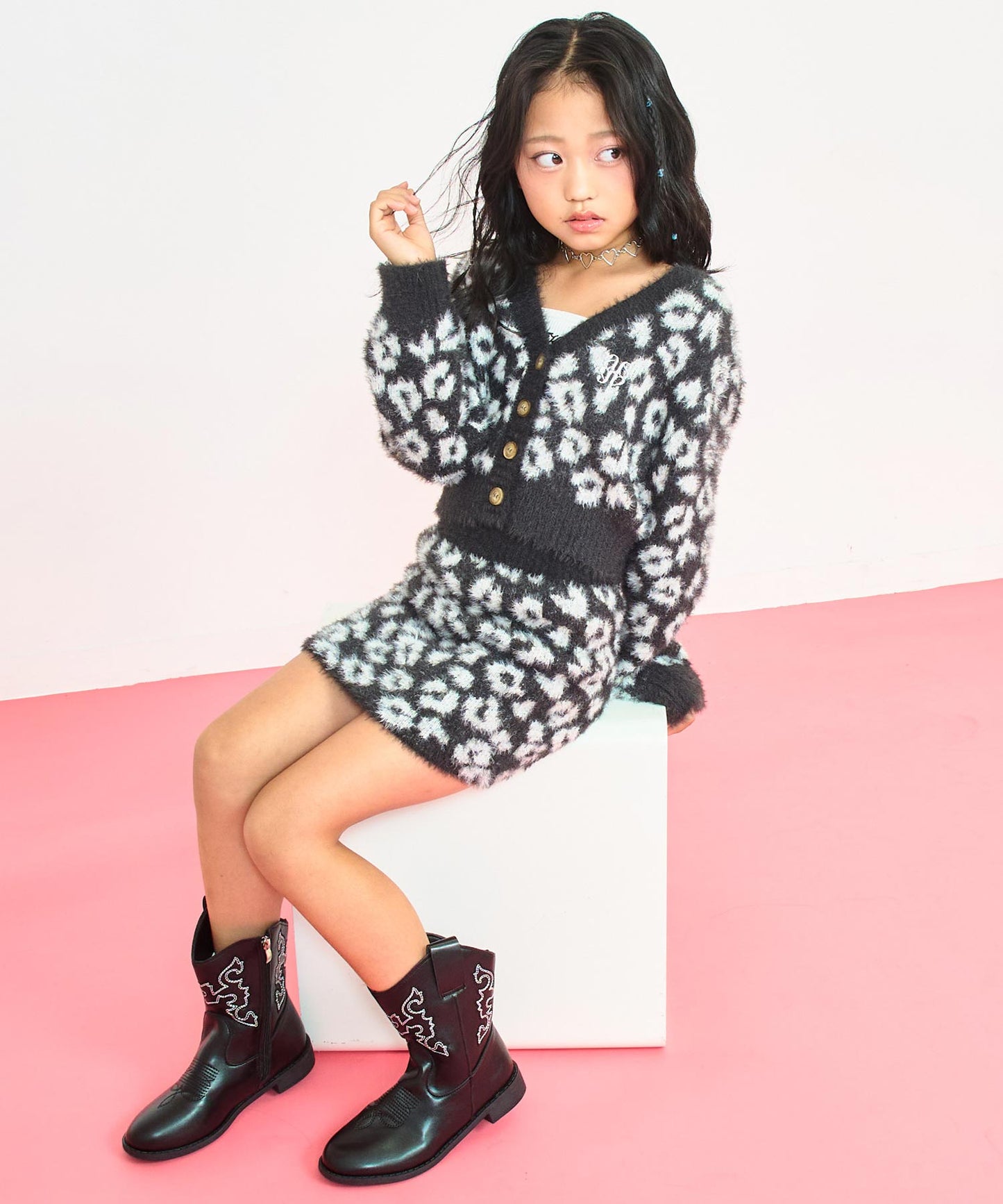 ブラック(120サイズ着用/身長：約128cm)