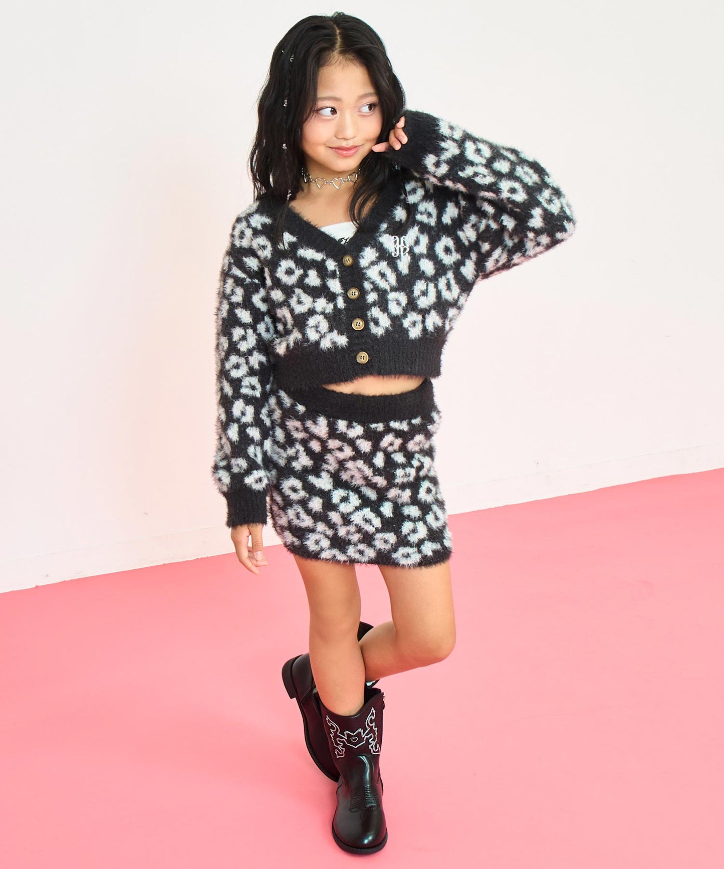 ブラック(120サイズ着用/身長：約128cm)