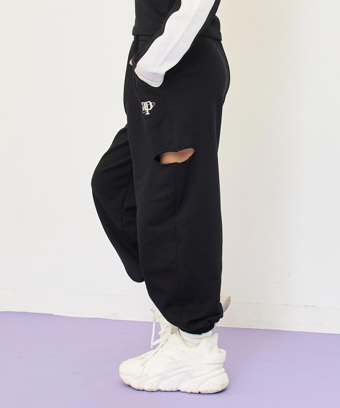 ブラック(130サイズ着用/身長：約128cm)