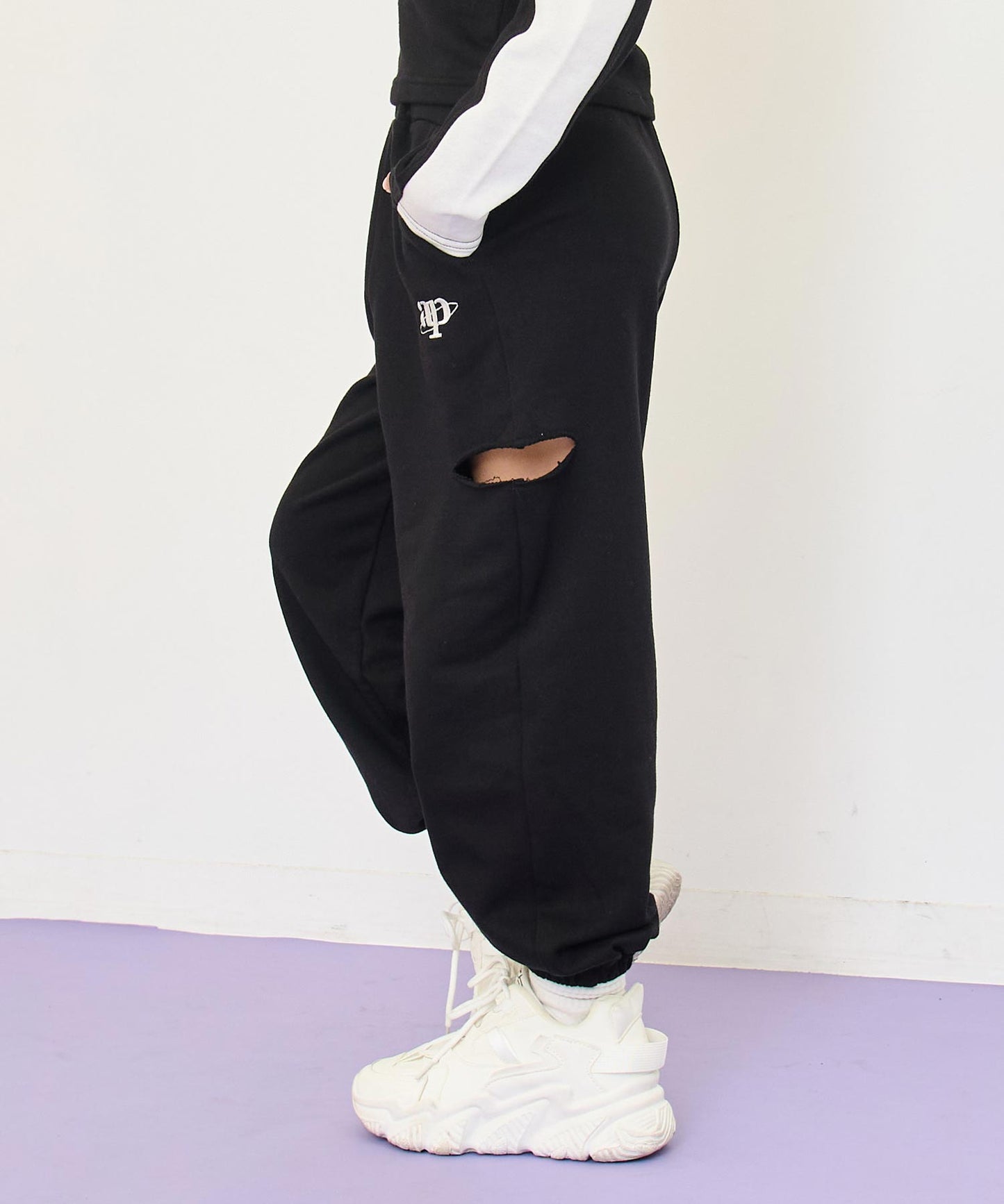 ブラック(130サイズ着用/身長：約128cm)