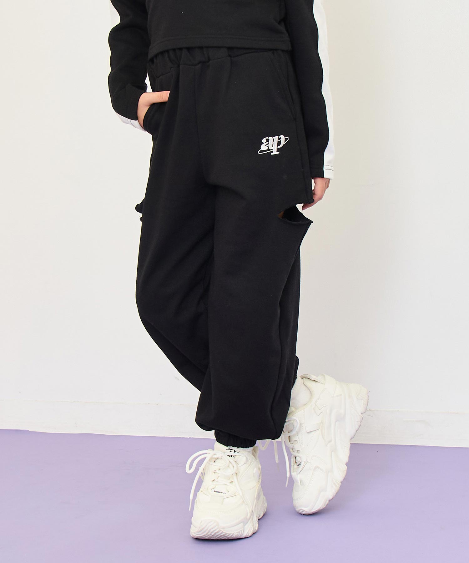 ブラック(130サイズ着用/身長：約128cm)