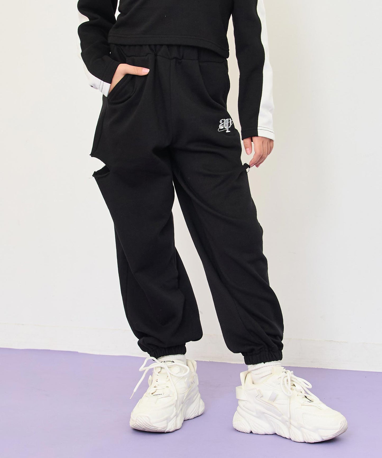 ブラック(130サイズ着用/身長：約128cm)