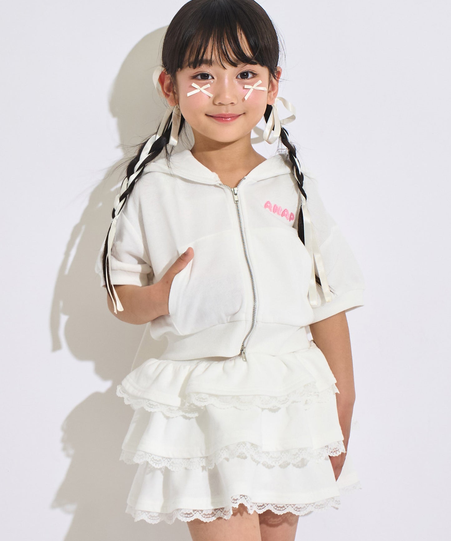ホワイト(110サイズ着用/身長：約109cm)