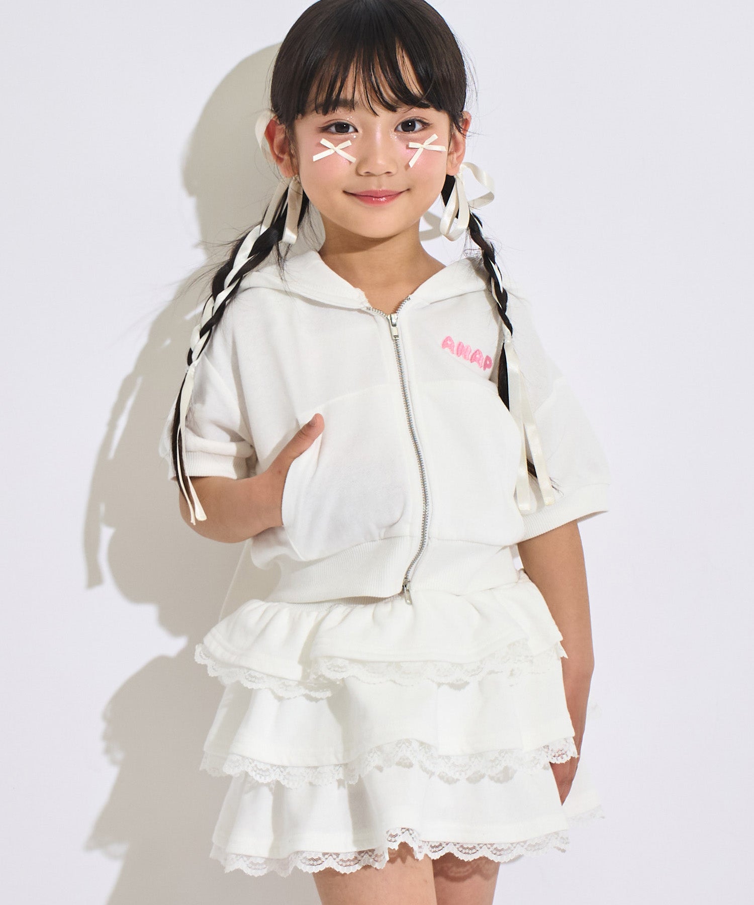 ホワイト(110サイズ着用/身長：約109cm)
