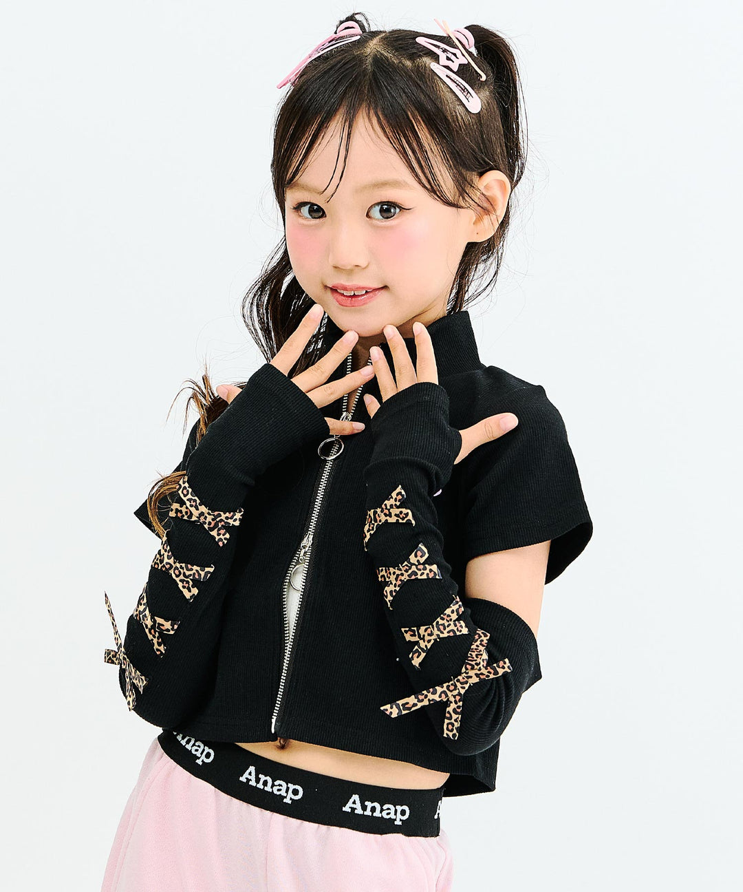 ブラック(130サイズ着用/身長：約128cm)