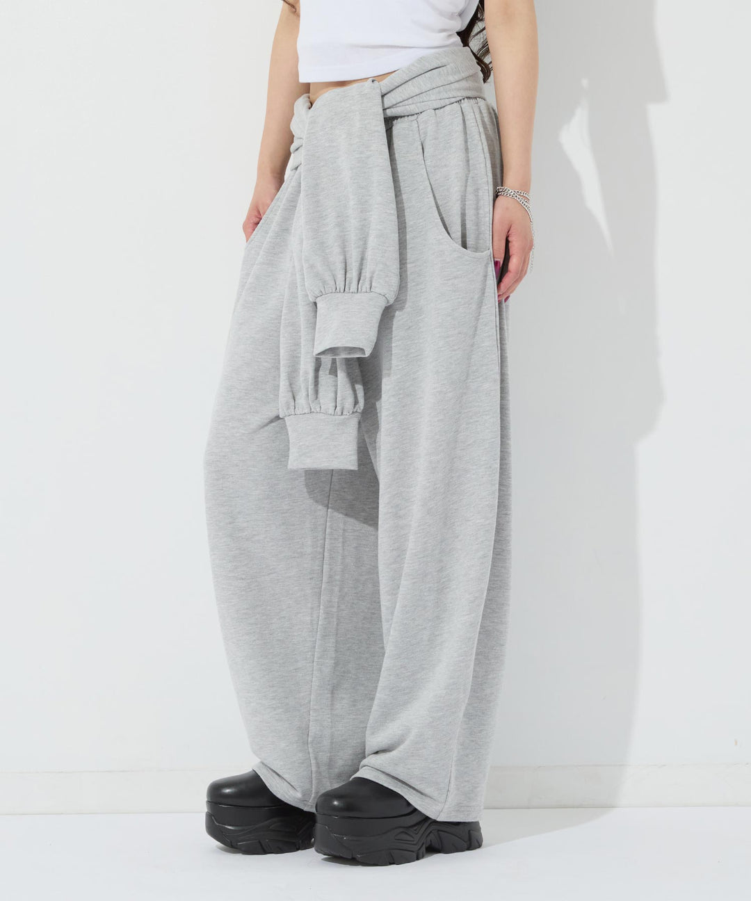 グレー