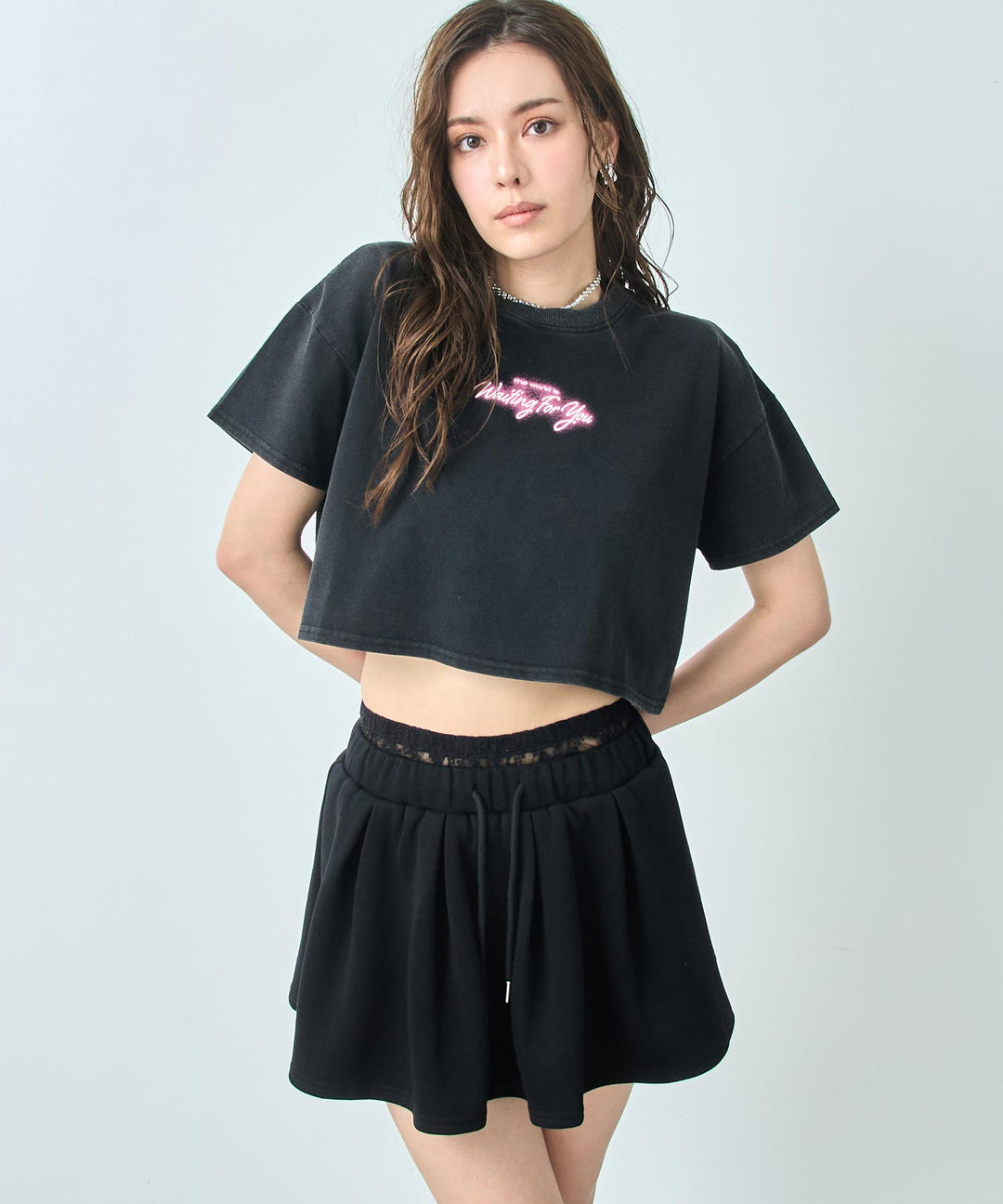クロップド ネオンロゴ Tシャツ 793-9270