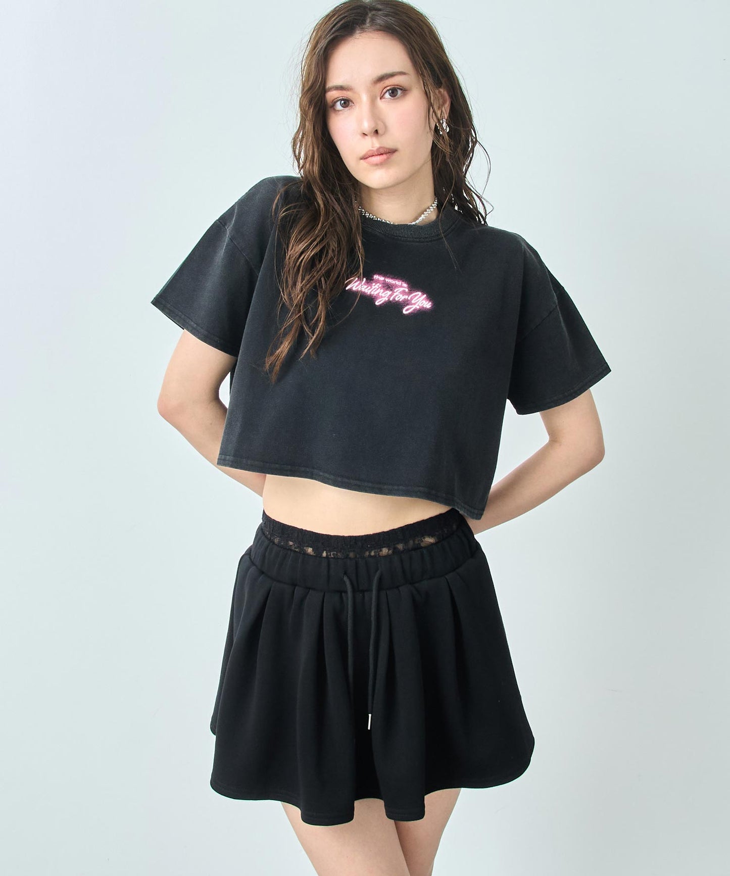 クロップド ネオンロゴ Tシャツ 793-9270