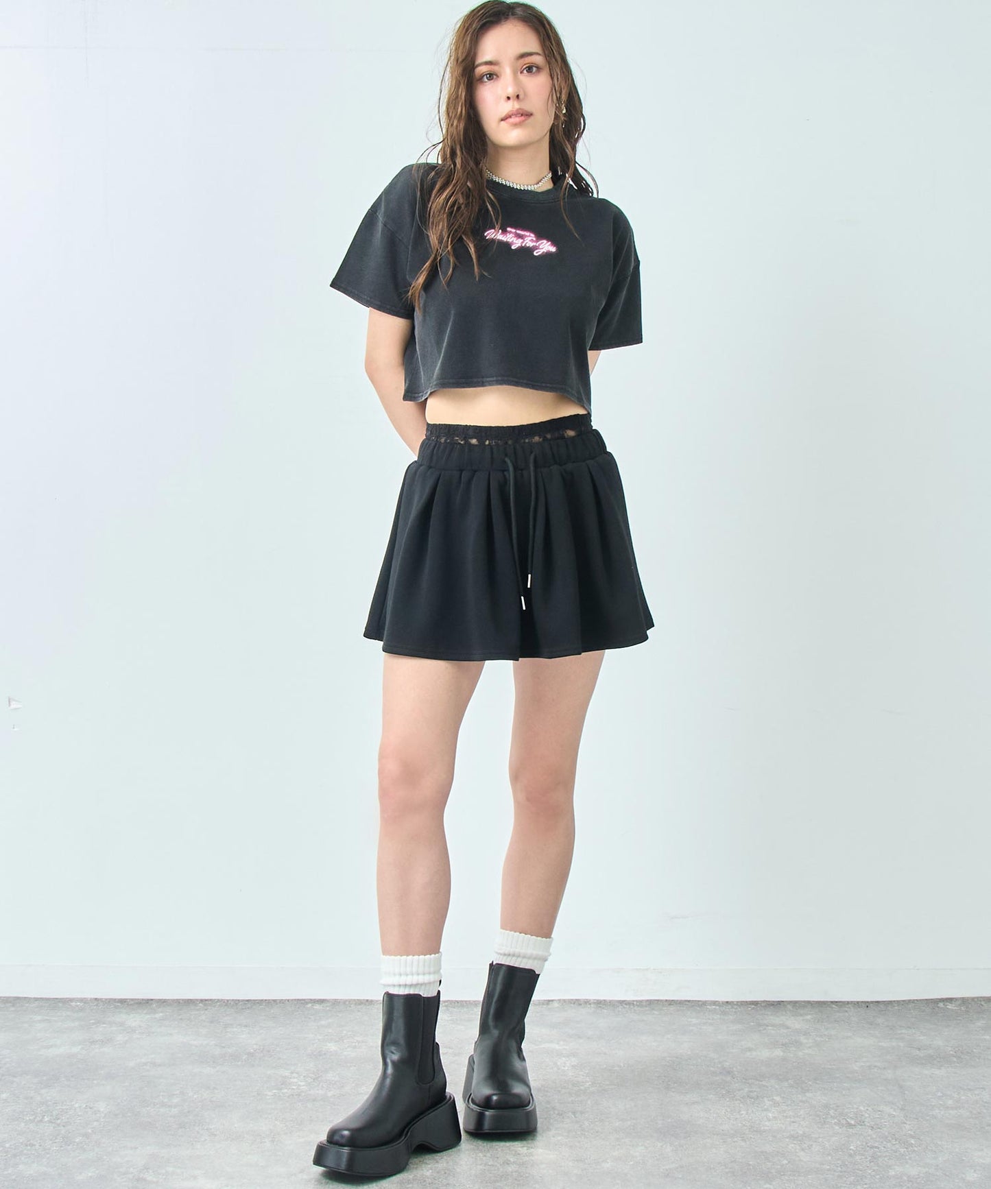 クロップド ネオンロゴ Tシャツ 793-9270