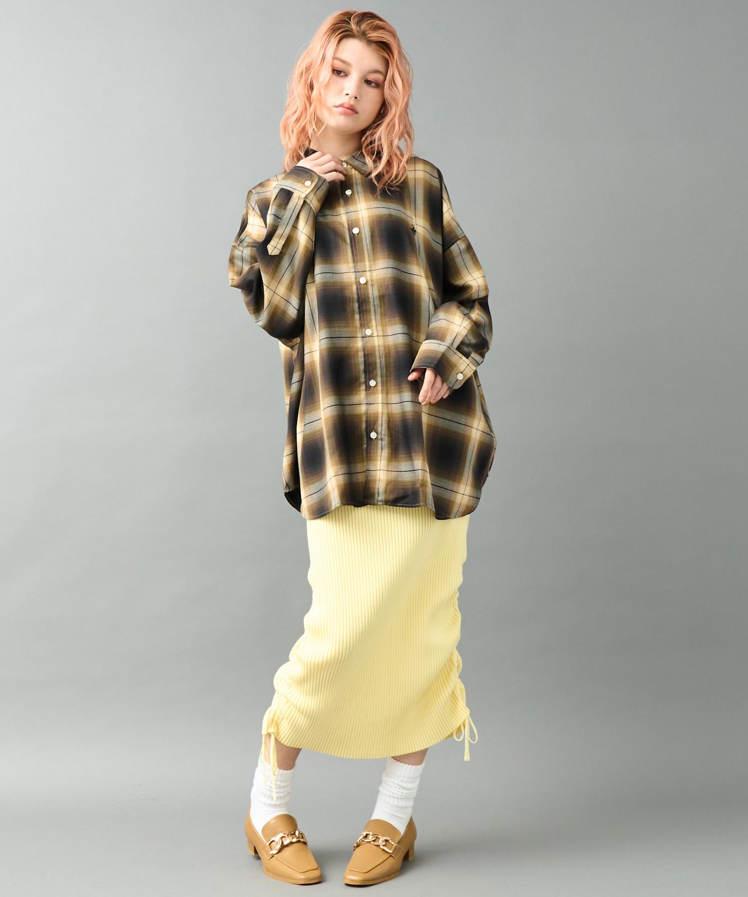 イエロー