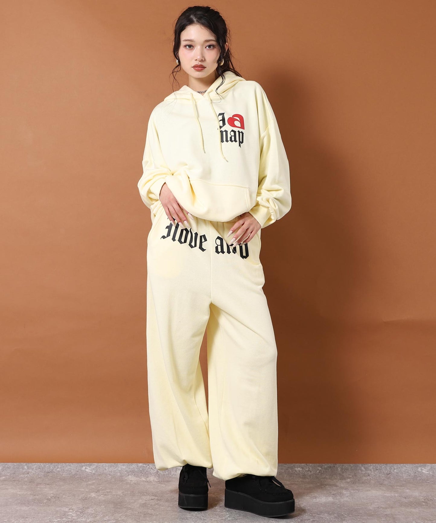 ライトイエロー