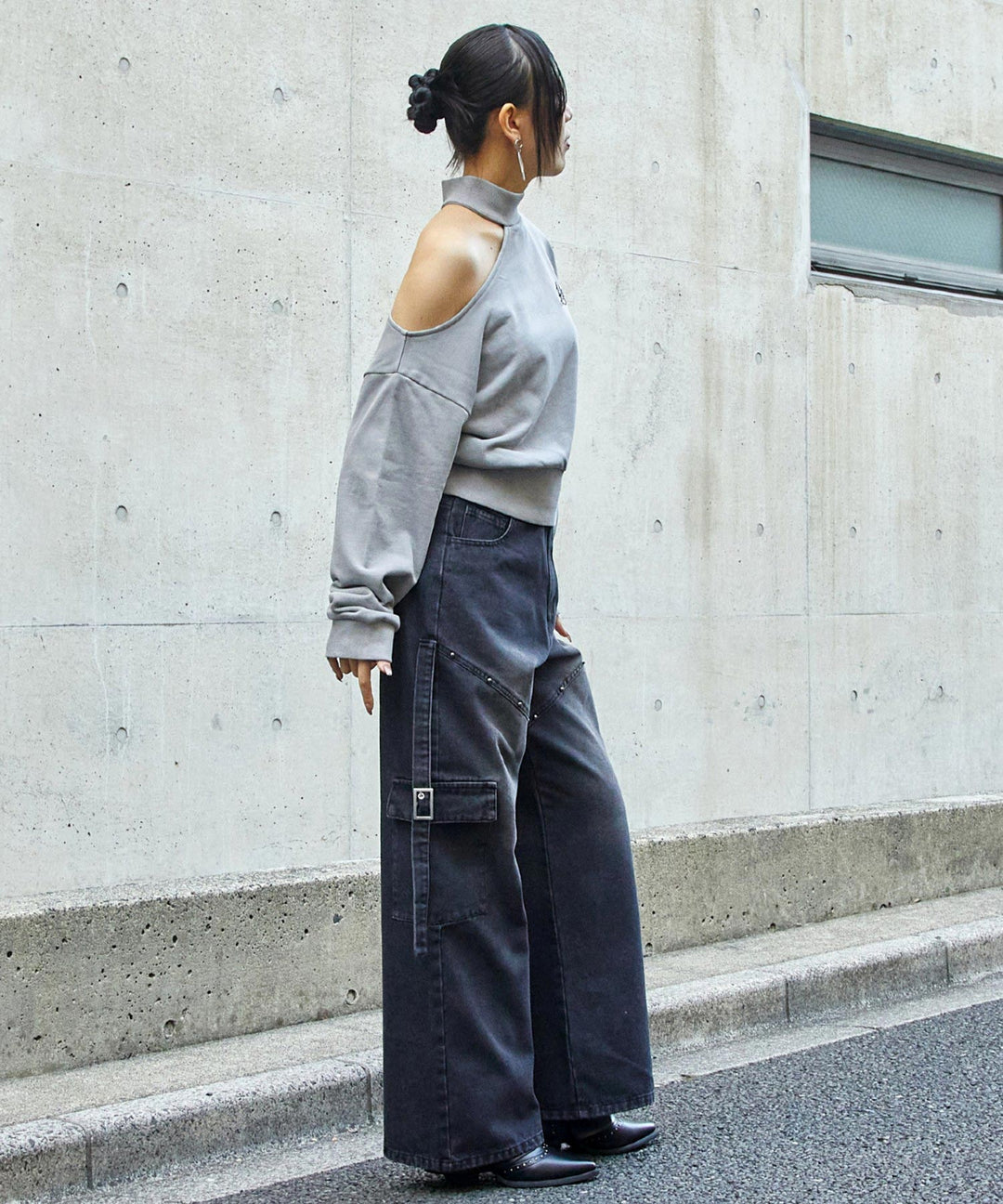 グレー
