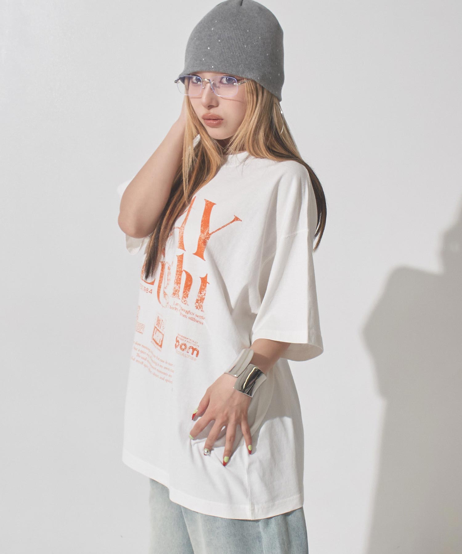 オフホワイト