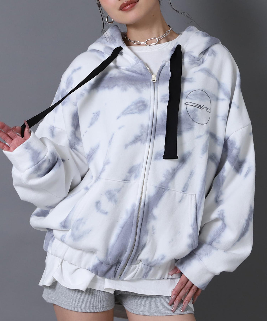 グレー