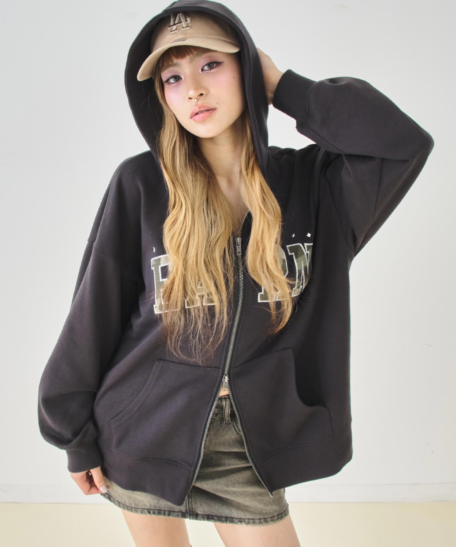 ダークグレー