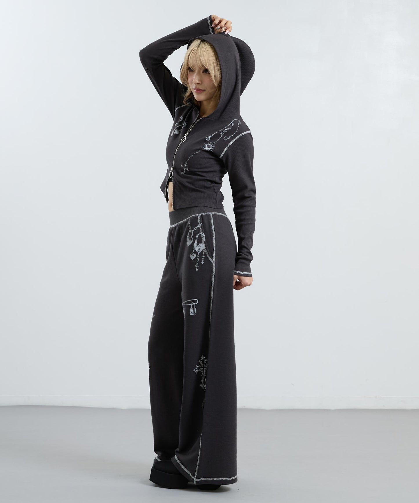 アッシュブラック