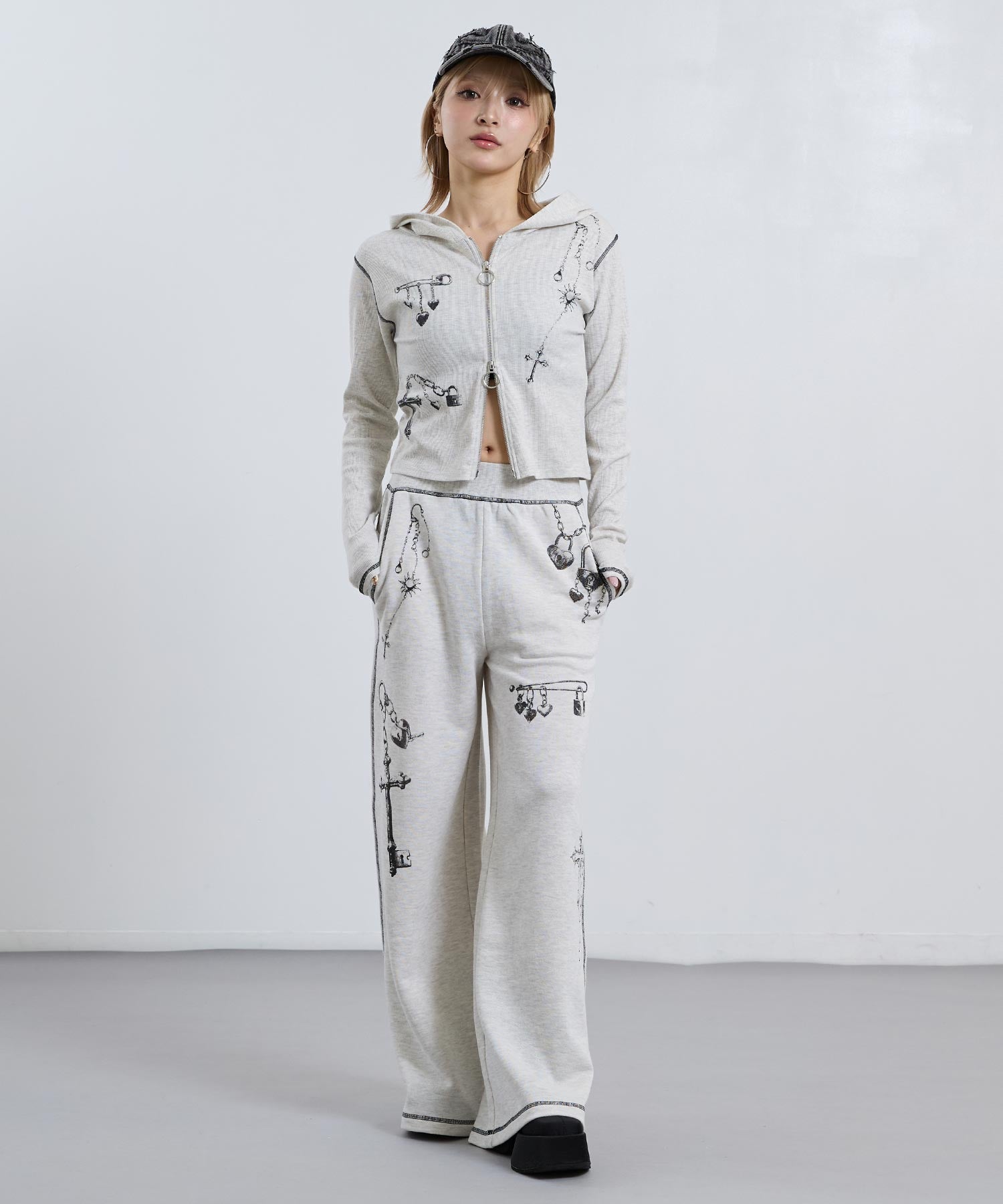 アクセサリープリント Wジップ リブパーカー × スウェット アクセサリープリント Wジップ リブパーカー × スウェット