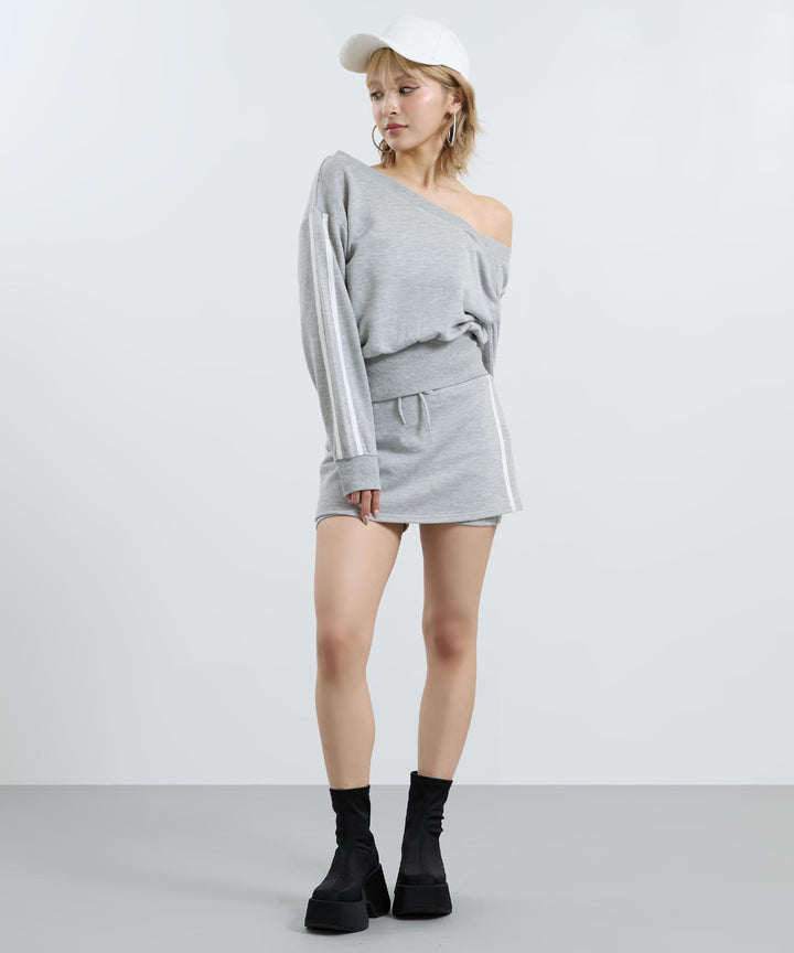 グレー