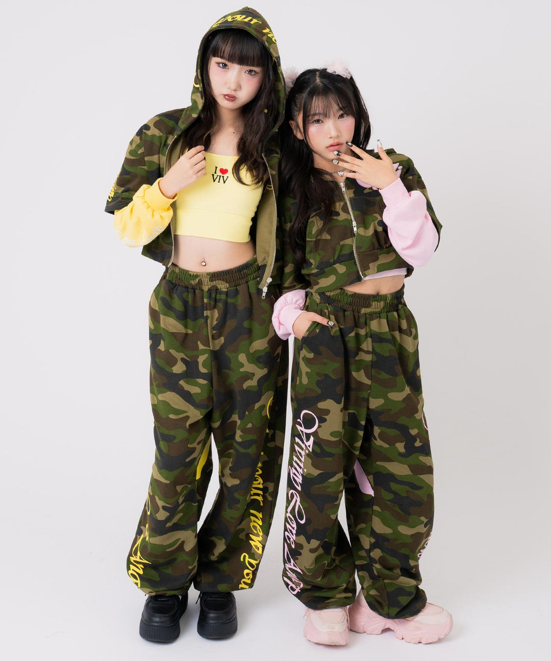 ライトピンク(150サイズ着用/身長：約144cm)、イエロー(160サイズ着用/身長：約157cm)