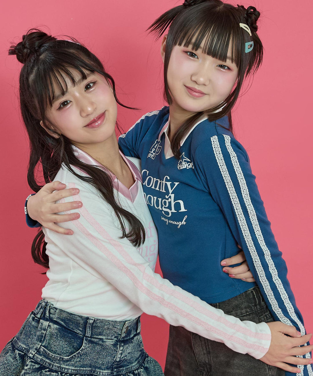 オフホワイト(Sサイズ着用/身長：約149cm)
ネイビー(Sサイズ着用/身長：約154cm)