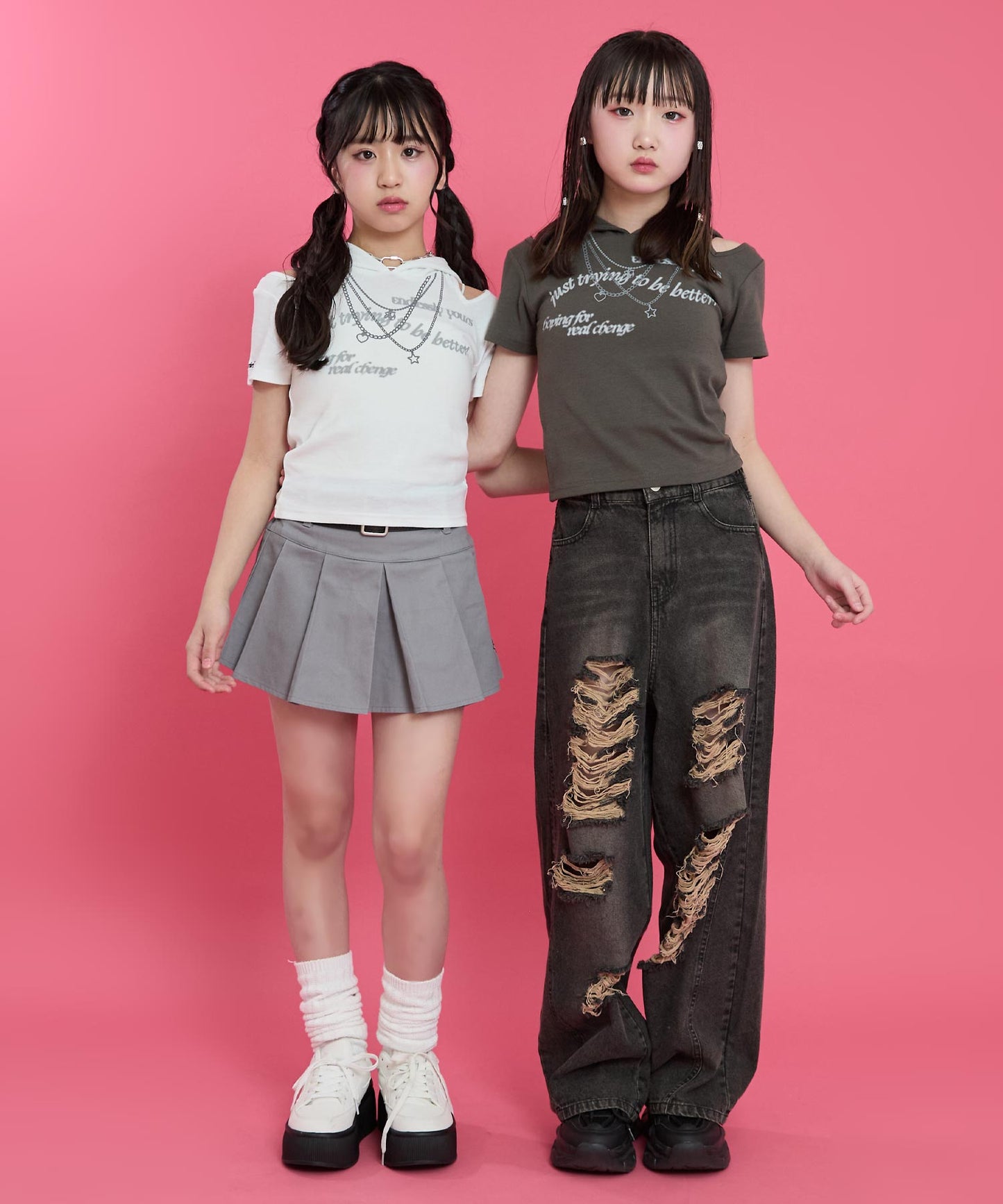 ホワイト(Sサイズ着用/身長：約149cm)
アッシュブラック(Sサイズ着用/身長：約154cm)
