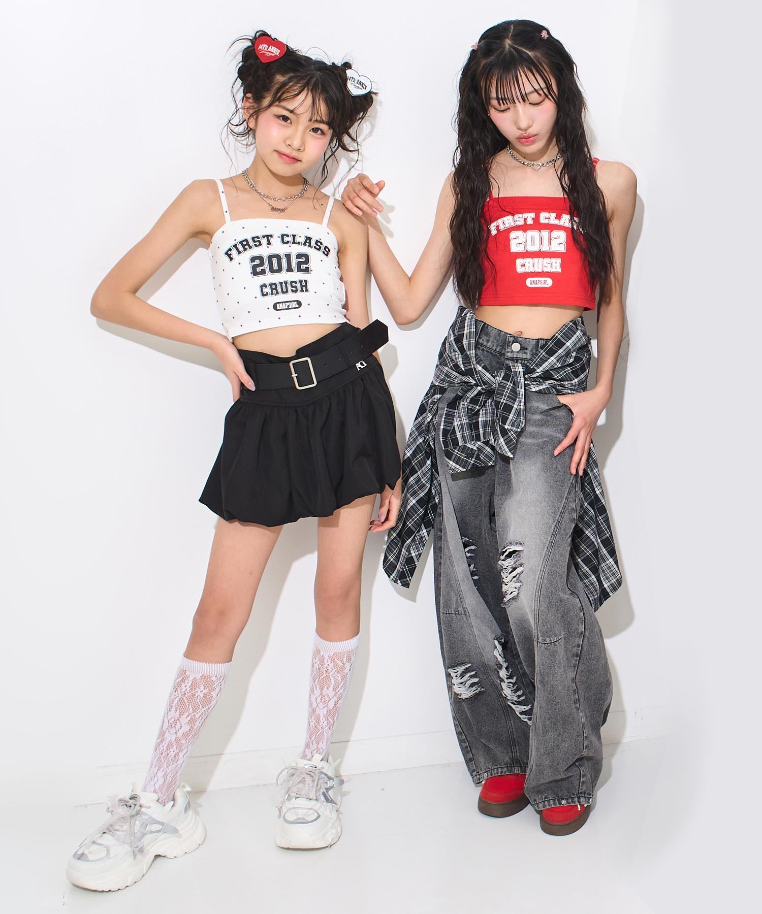 レッド(Sサイズ着用/身長：約156cm)
ホワイト／ブラック(XSサイズ着用/身長：約145cm)