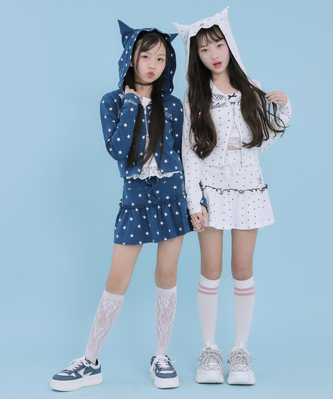 ネイビー(XSサイズ着用/身長：約140cm)
ホワイト/ブラック(Sサイズ着用/身長：約143cm)

