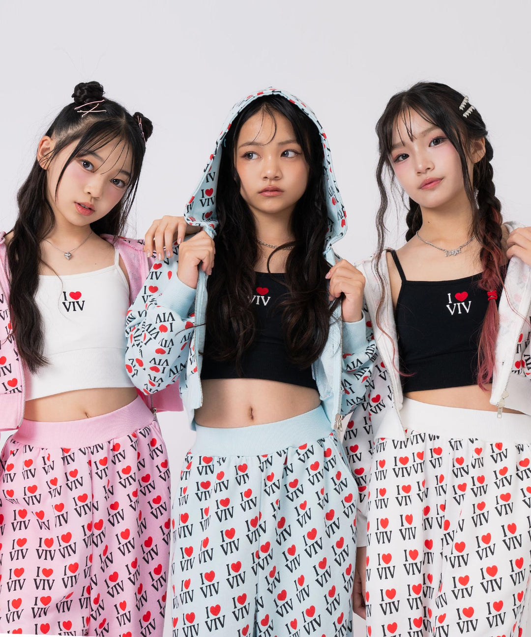 ホワイト(150サイズ着用/身長：約148cm)、ライトピンク(150サイズ着用/身長：約150cm)、サックス(150サイズ着用/身長：約152cm)