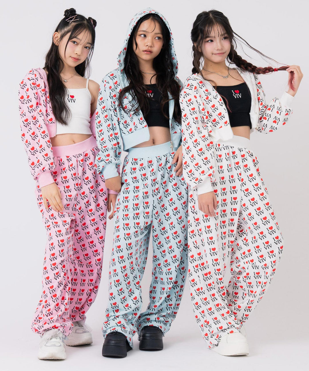 ホワイト(150サイズ着用/身長：約148cm)、ライトピンク(150サイズ着用/身長：約150cm)、サックス(150サイズ着用/身長：約152cm)
