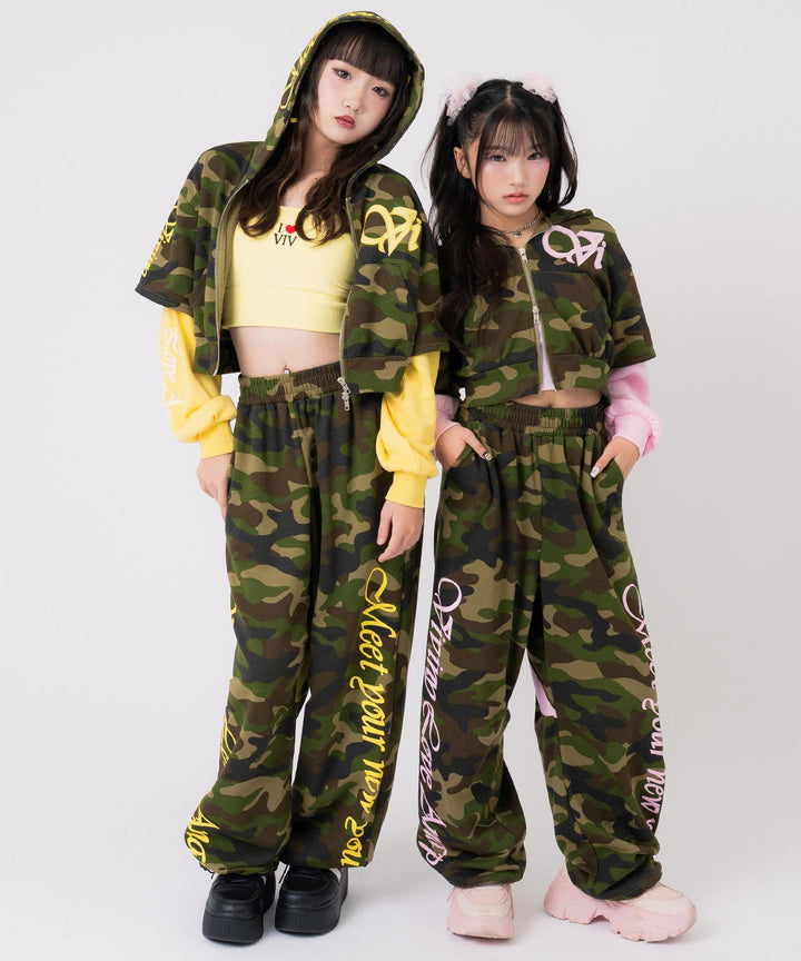 ライトピンク(150サイズ着用/身長：約144cm)、イエロー(160サイズ着用/身長：約157cm)