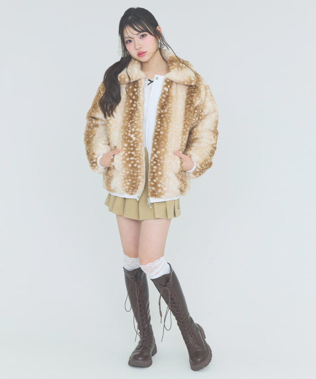 ホワイト(Mサイズ着用/身長：約162cm)