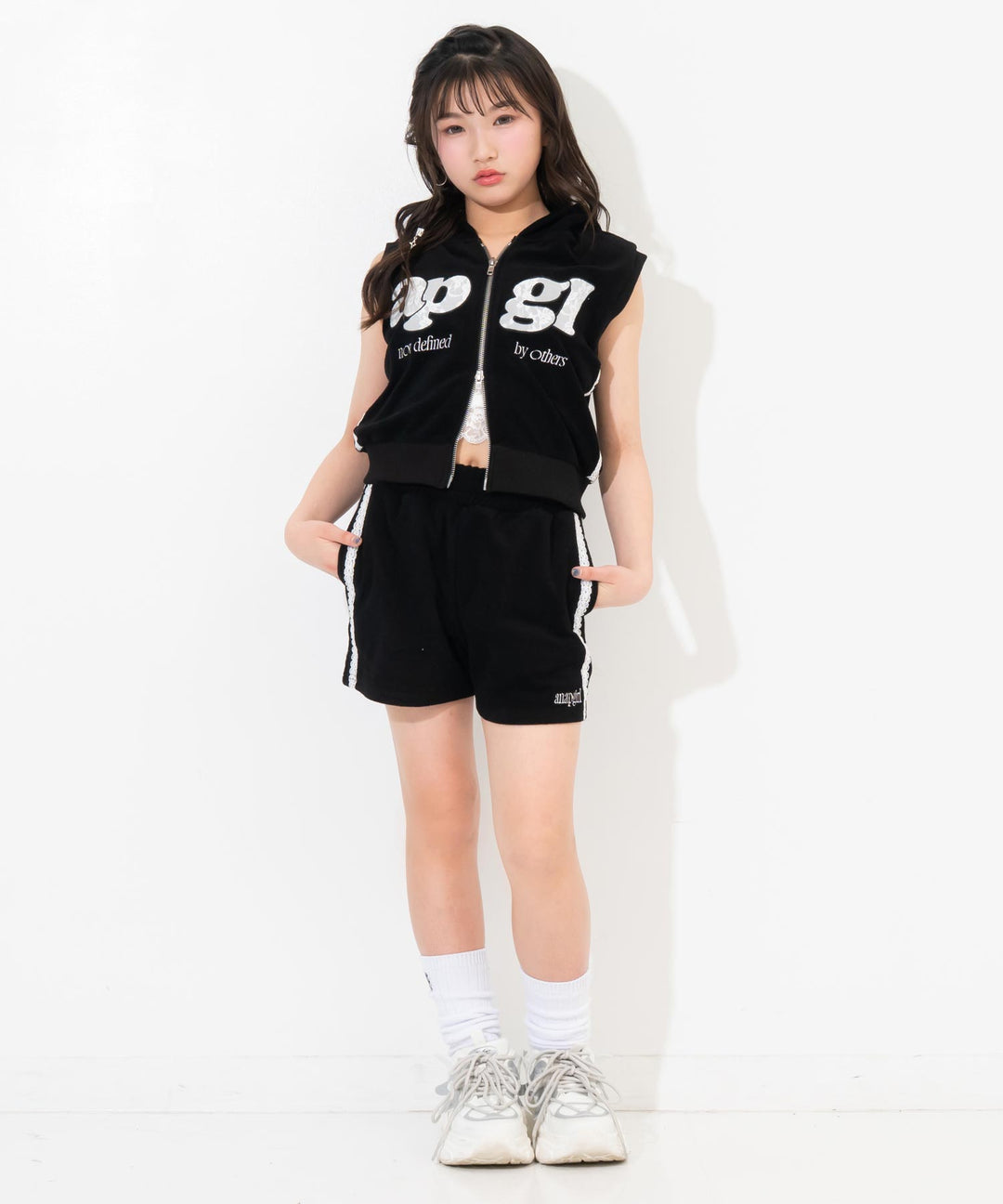 ブラック(Sサイズ着用/身長：約140cm)